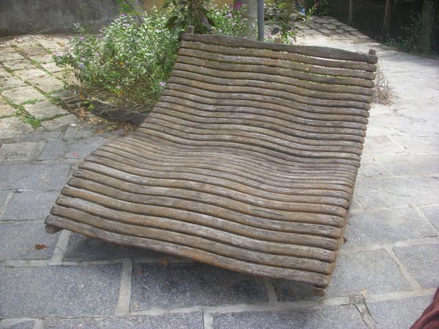 Espreguiçadeira em madeira de demolição