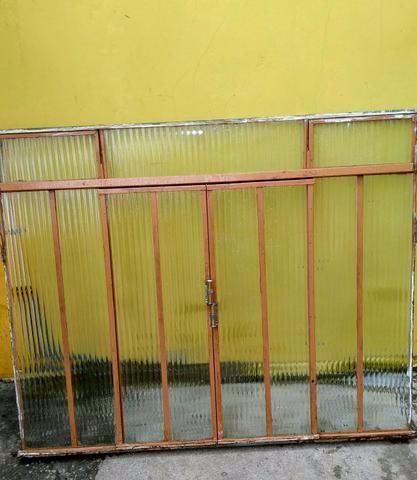 Janela vitro com vidros em bom estado usada