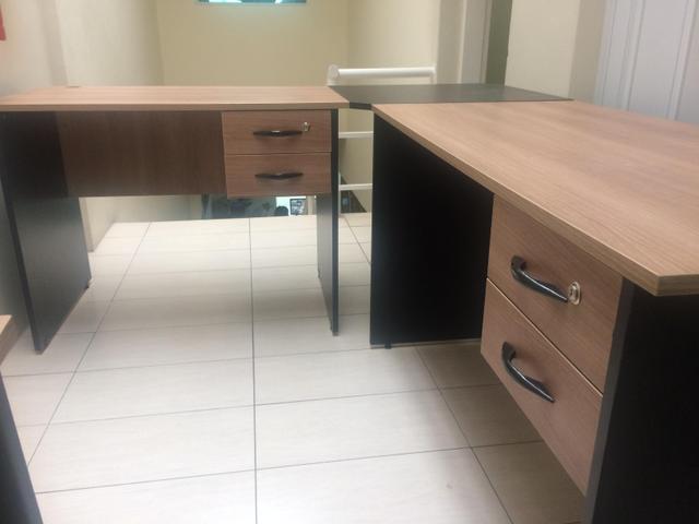 Mesa L para escritório