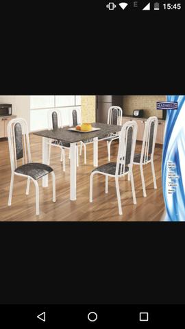 Mesa e cadeiras