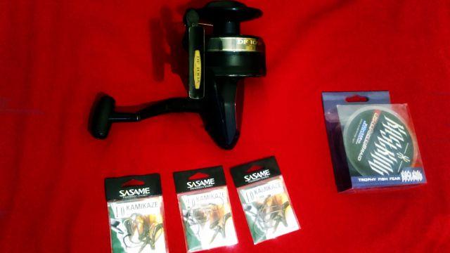 Molinete Daiwa + linha multifilamento + anzóis