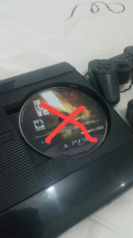 PS3 Super Slim com dois controles e um jogo