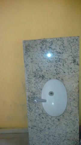 Pia de marmore e louça de banheiro