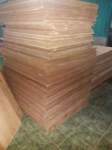 Placas de MDF, medido 1,12 metro × 1,10 metro.