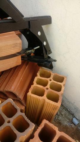 Suporte carrega escada