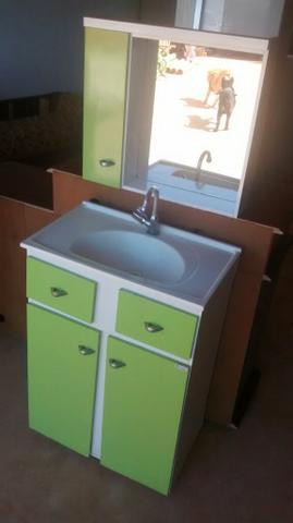 Balcão com espelho de banheiro