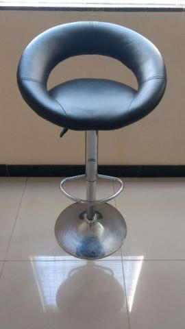 Banqueta giratória em couro com elevação