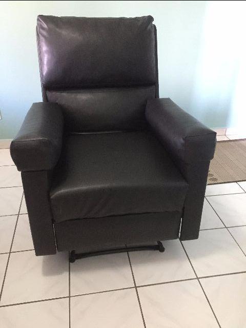 Cadeira em couro preto reclinável -semi nova