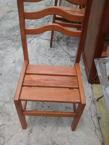 Cadeiras em madeiras
