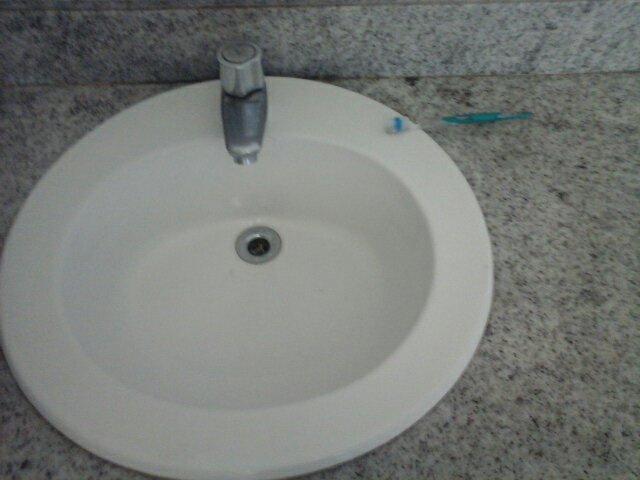 Cuba / Pia com torneira de inox e pedra de mármore