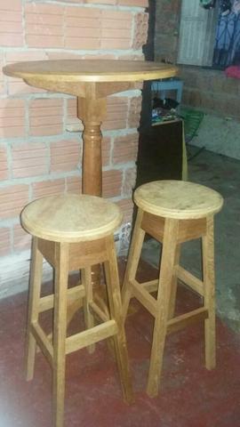 Dois conjuntos de mesas de madeira