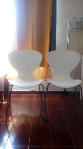 Duas cadeira bem resistentes branca perfeito estado