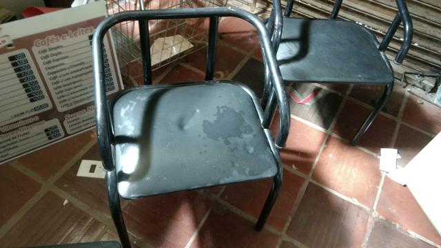 Duas cadeiras mais mesa para telefone