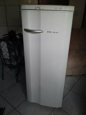 Geladeira Electrolux re28