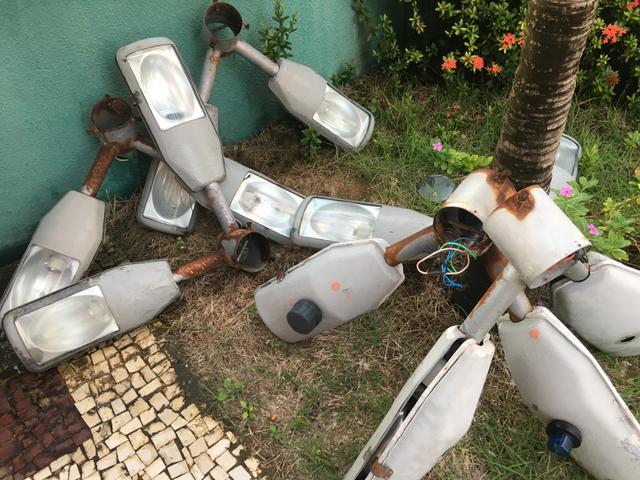 Lâmpadas de vapor metálico. Completo com suporte.