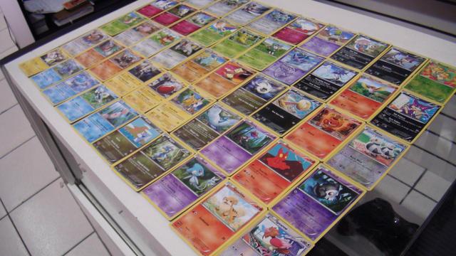 Lote de cartas Pokémon - 50 Cartas sendo 05 Foil! + Brinde