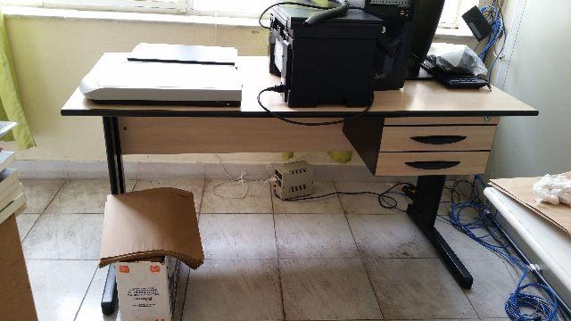 Mesa em MDF, com 2 gavetas, cor palha