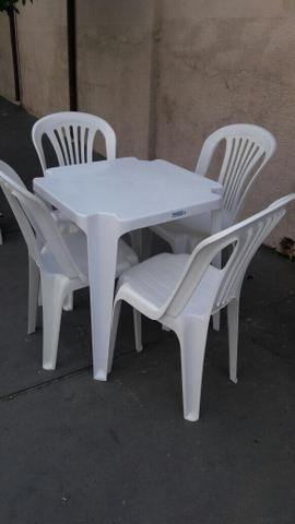Vendo mesas e cadeiras de plástico