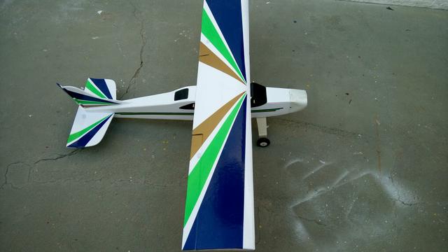 Aeromodelo para iniciantes cor branco com faixas azul, verde