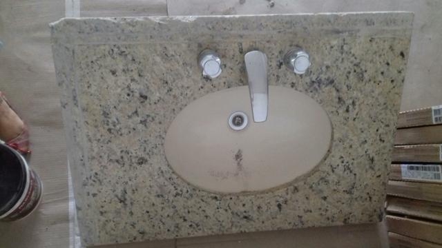 Bancada de granito para banheiro com cuba e metais