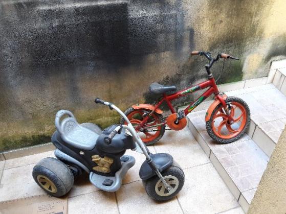 Bicicleta infantil e moto elétrica
