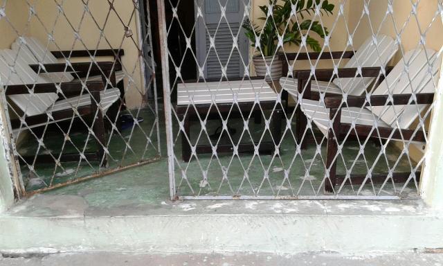 Cojunto de cadeira e mesa madeira da boa