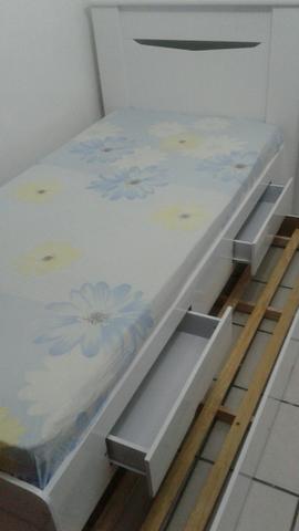 Duas camas,com Gavetas.