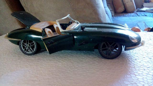 Jaguar e ano  escala 1/18
