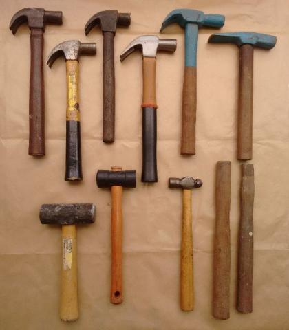 Lote de martelos e ferramentas para pedreiro