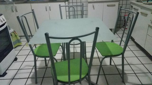 Mesa Tampo de Vidro fosco + 4 cadeiras forro verde