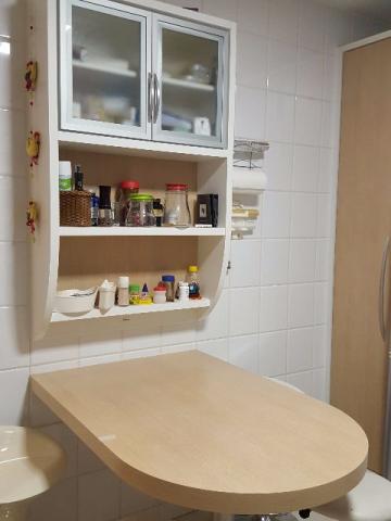Mesa de cozinha com armário aéreo