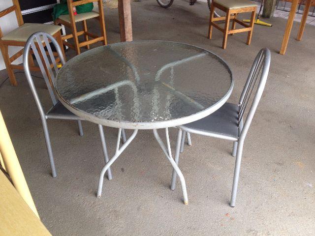 Mesa redonda de vidro com duas cadeiras barateza