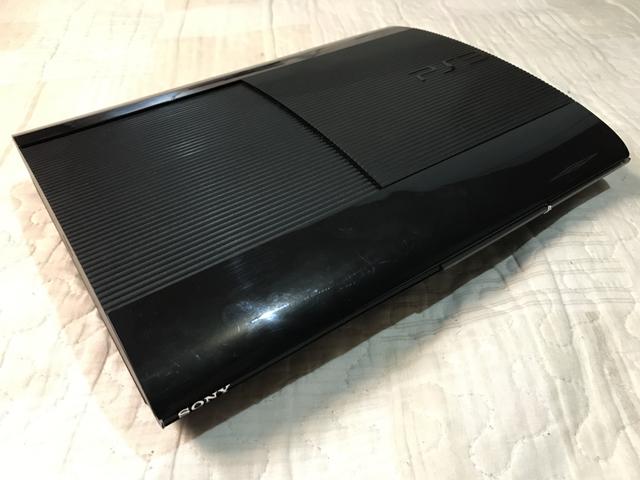 PS3 Super Slim + 3 controles + 6 jogos