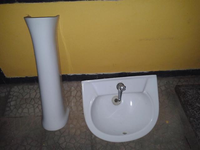 Pia de banheiro com torneira e suporte