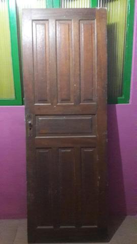 Porta externa em madeira maciça