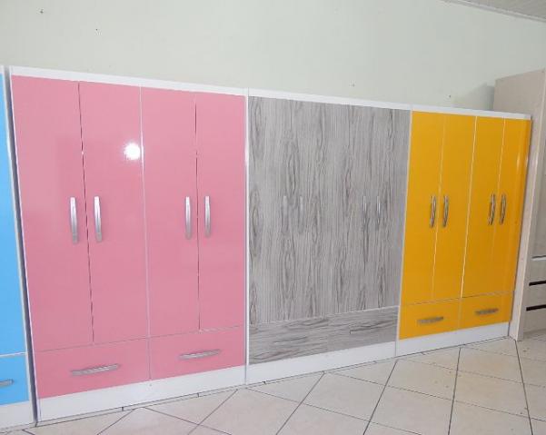 Roupeiro 4 Portas e 2 gavetas em promoção
