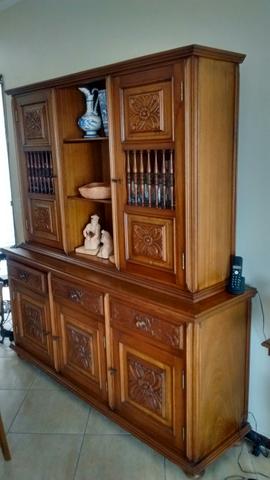Armário e cristaleira em cerejeira