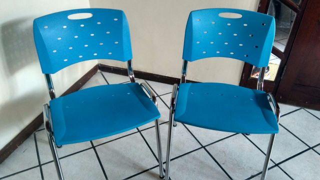 Cadeiras Cavaletti cor azul pouco usadas