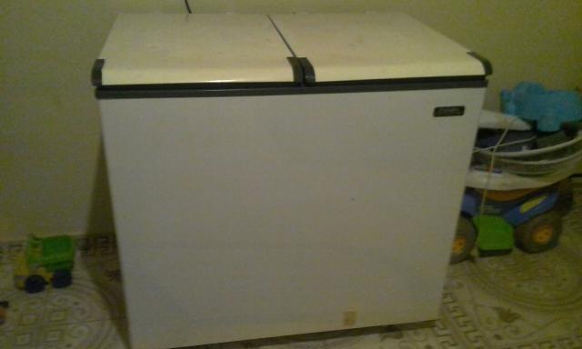 Freezer esmaltec semi novo 