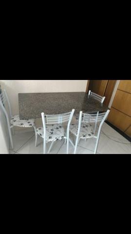 Mesa com menos um ano de uso