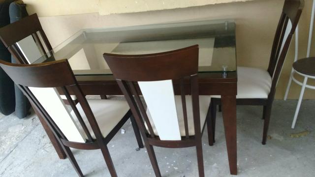 Mesa com tampo de vidro 4 cadeiras
