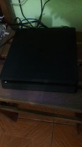 PlayStation 4 slim zerado