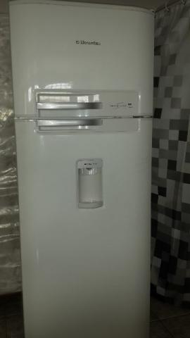Refrigerador Electrolux Duplex com dispenser de água 462L