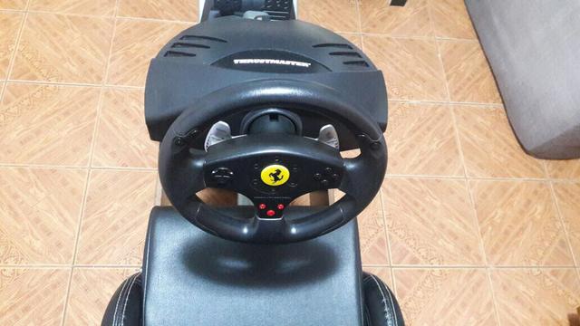 Volante Thrustmaster Ferrari para PS3, PS2 e PC