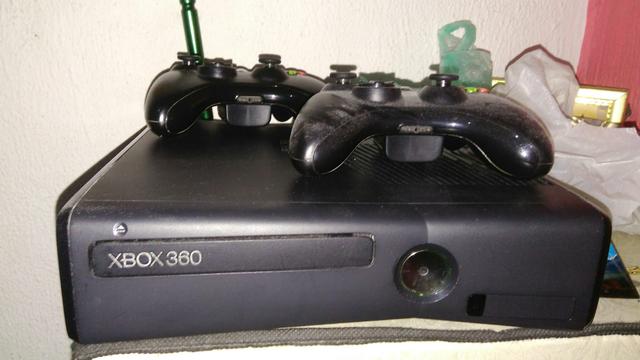 Xbox 360 slim,4gb, 2 controles, destravado jtag 3.0