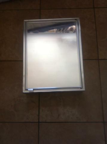 Armário com espelho para banheiro