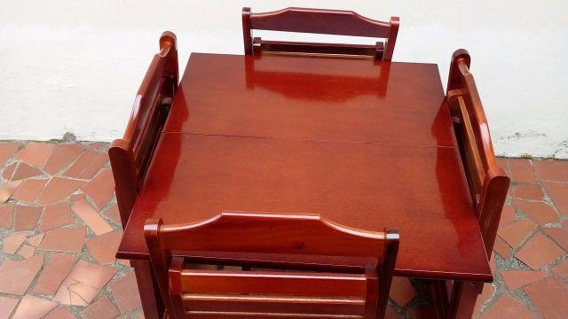 Conjunto Dobrável Mesa 70x70cm com 4 Cadeiras Bar