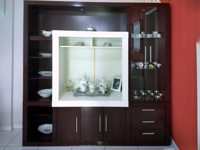 Estante/Rack com cristaleira super conservada