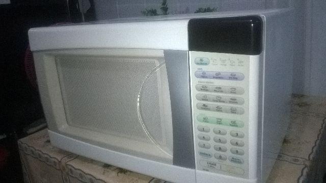 Forno microonda eletrolux de 21 litros em bom estado