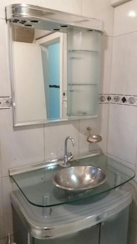 Gabinete de banheiro feito em vidro